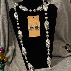 🌻 3/$15 Mardi Gras Silver Twist Necklace & Who Dat Earrings